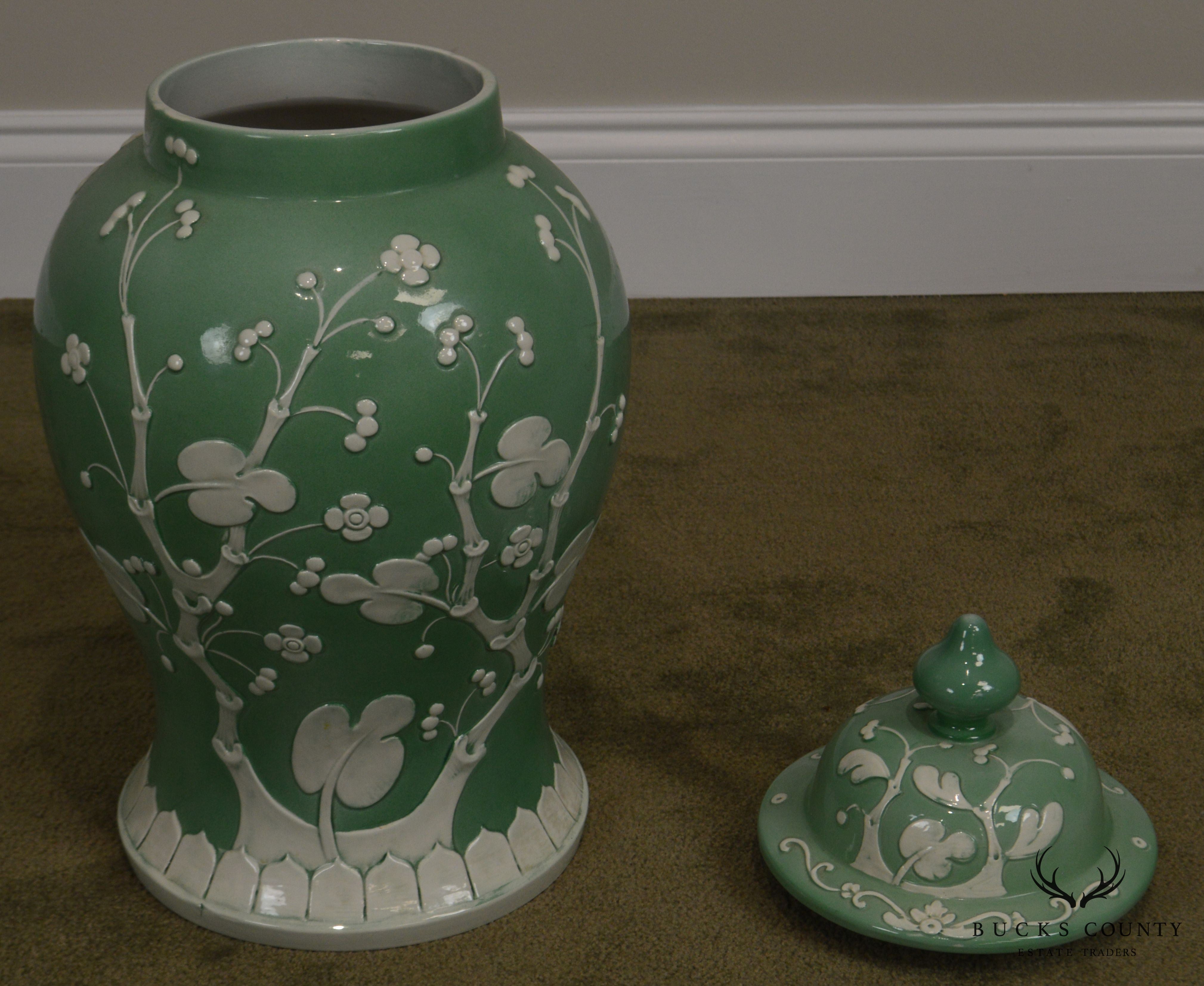 Green and White Italian Porcelaïn Pottery Lidded Canister