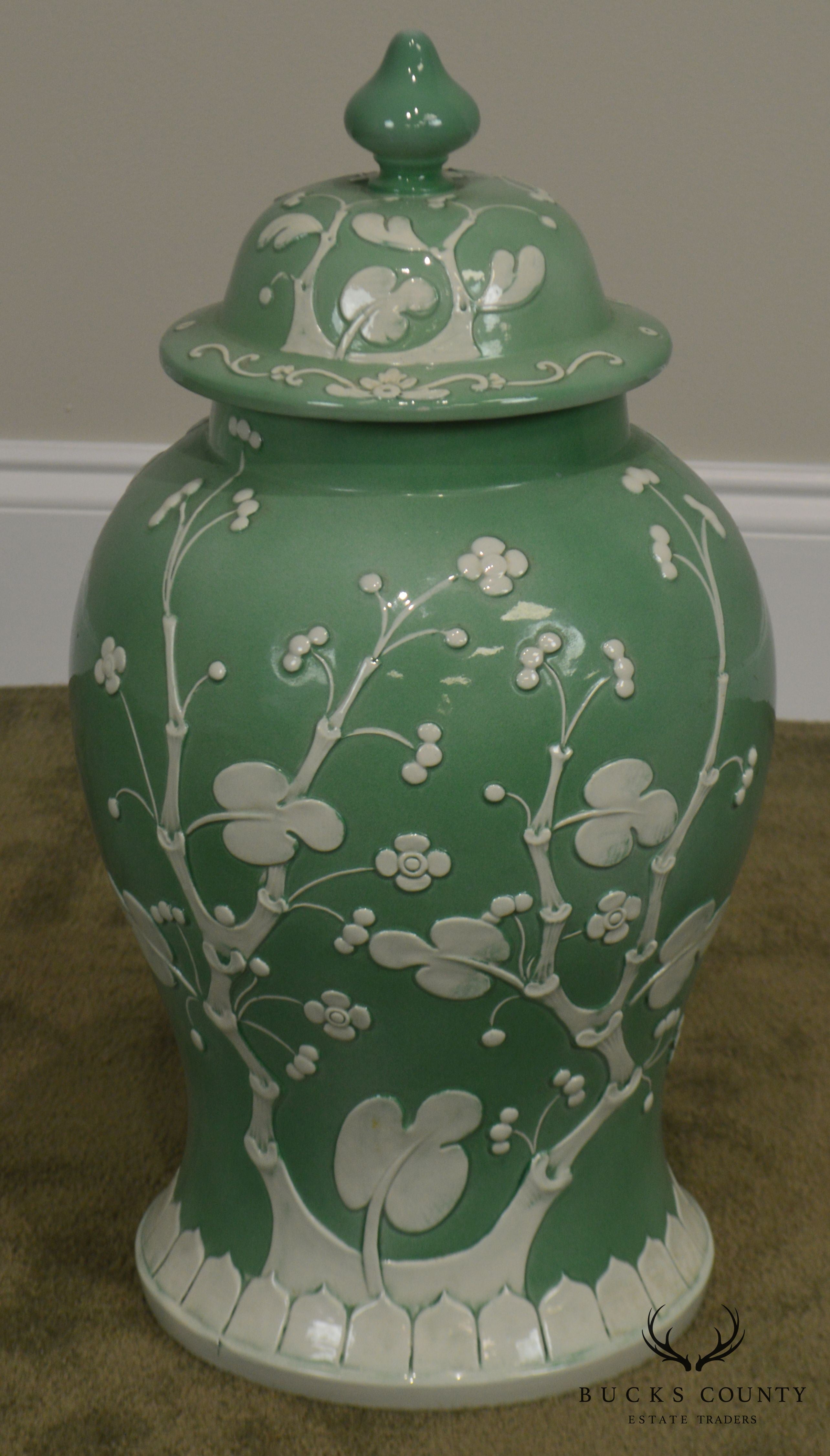 Green and White Italian Porcelaïn Pottery Lidded Canister