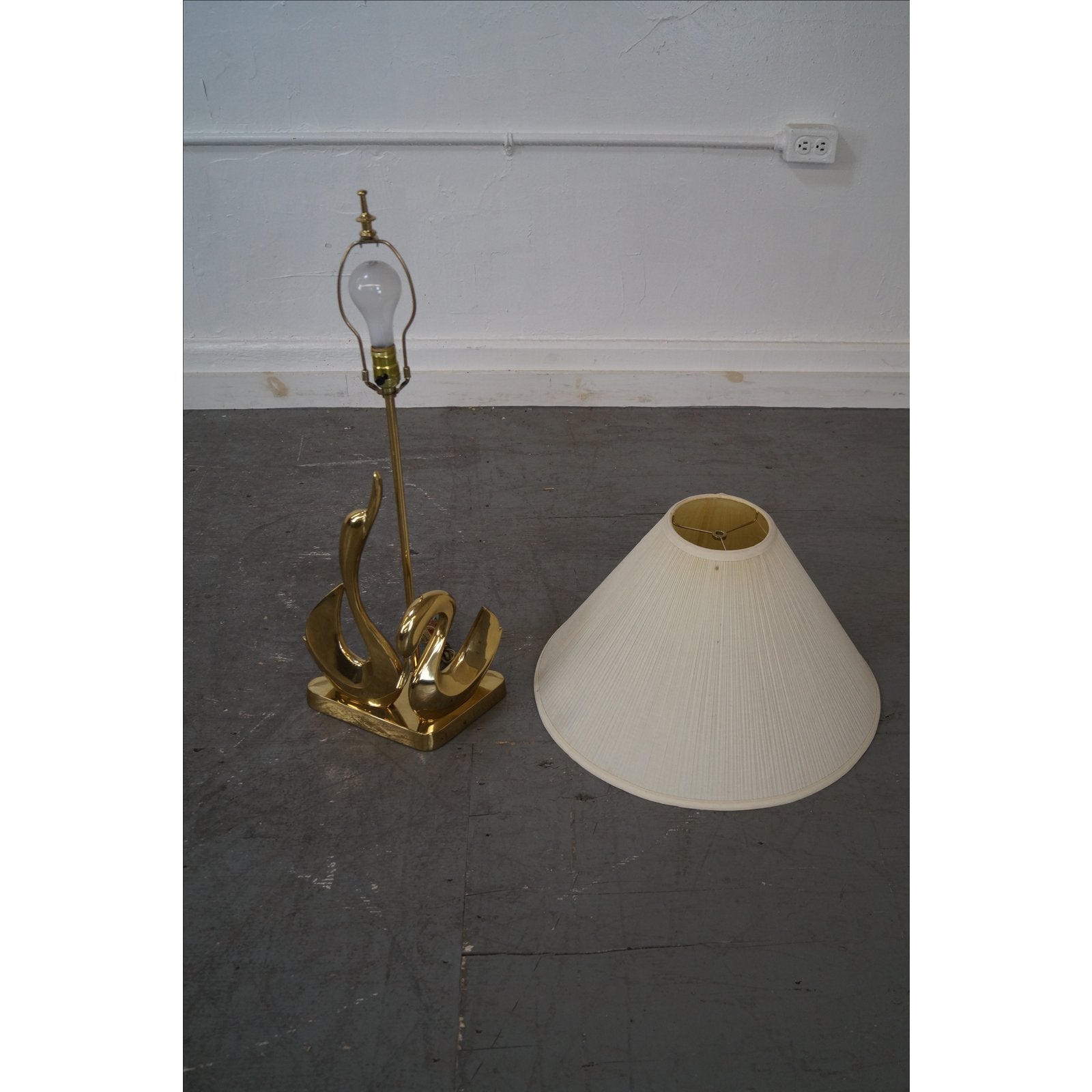 Vintage Italian Brass Swan Elegant Table Lamp