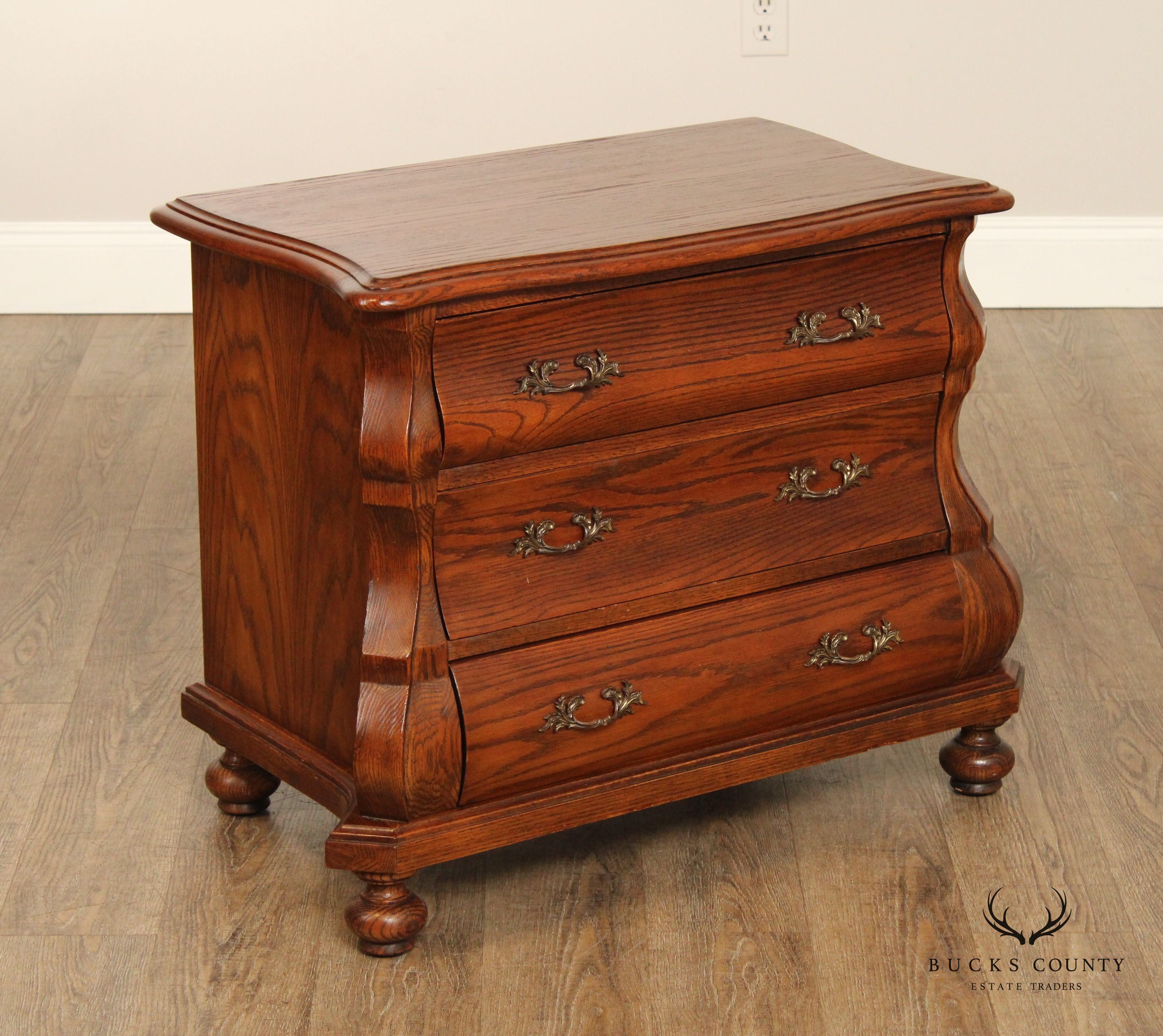 HEKMAN BAROQUE STYLE PAIR OF OAK BOMBE CHEST NIGHTSTANDS