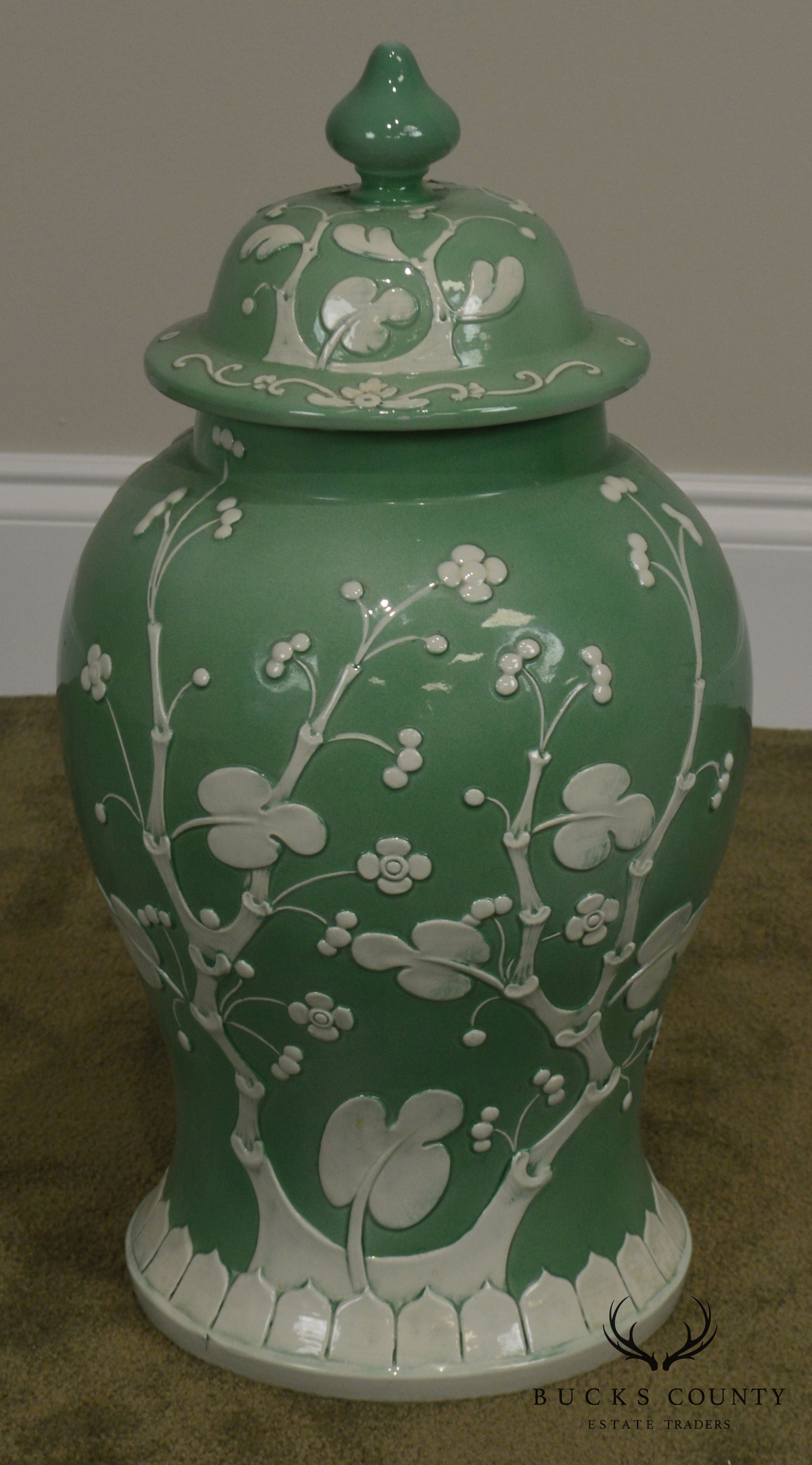 Green and White Italian Porcelaïn Pottery Lidded Canister