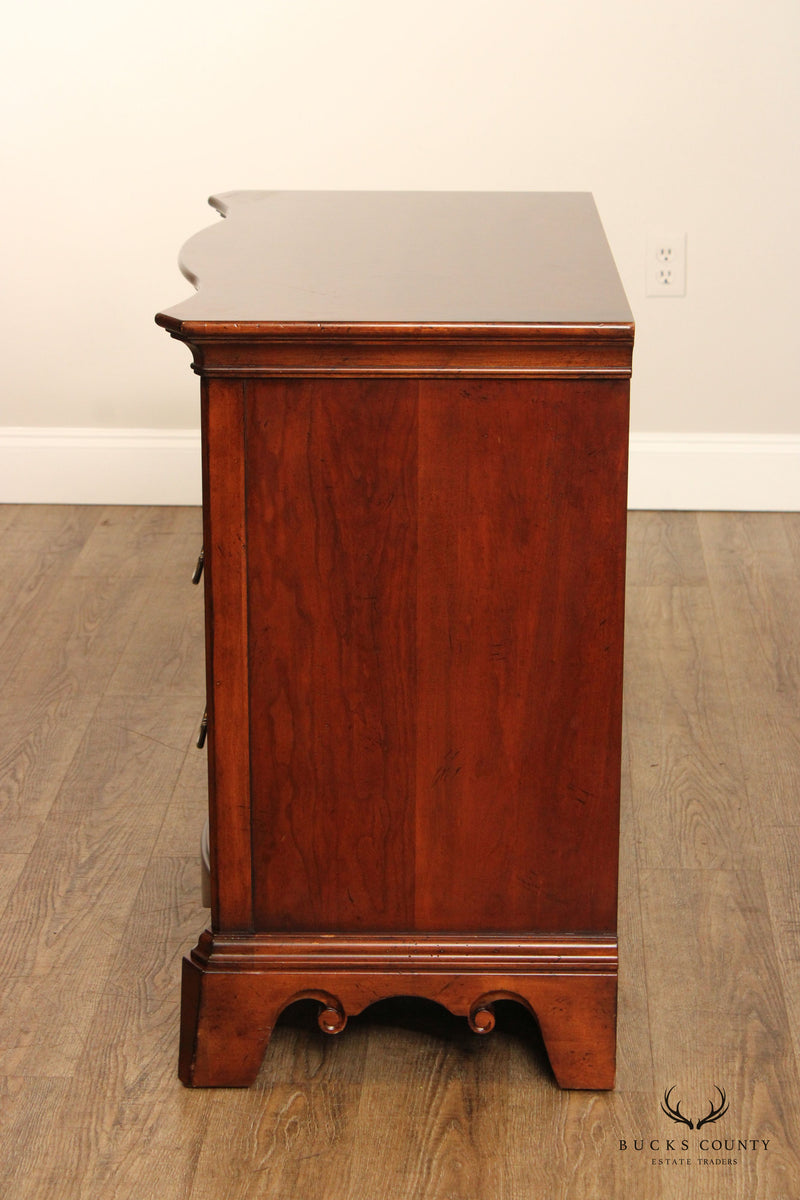Thomasville 'Irving Park' Pair of Mahogany Serpentine Front Nightstands