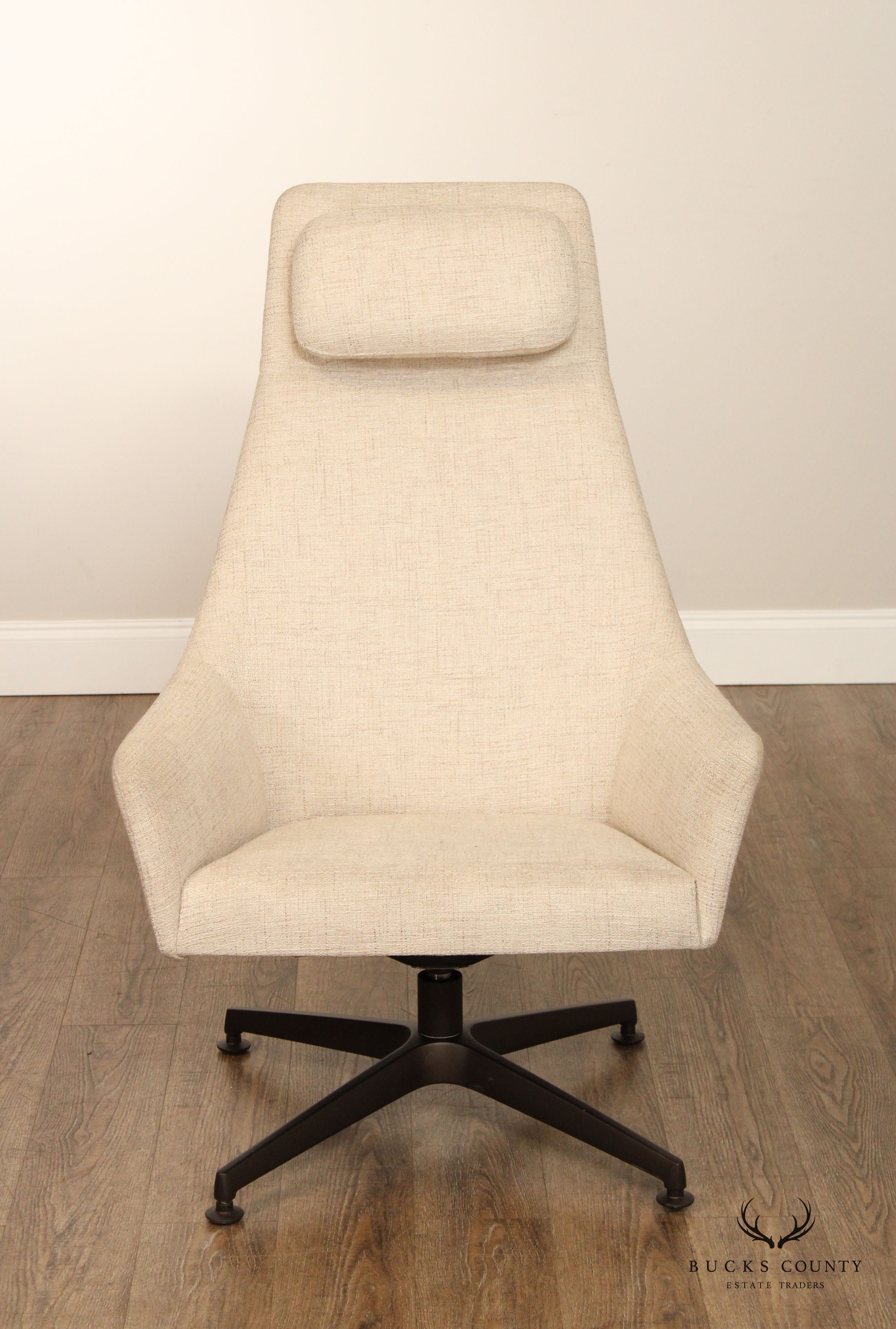 QUALITY MODERN DESIGN PAIR OF SWIVEL LOUNGE CHAIR BY DAVIS