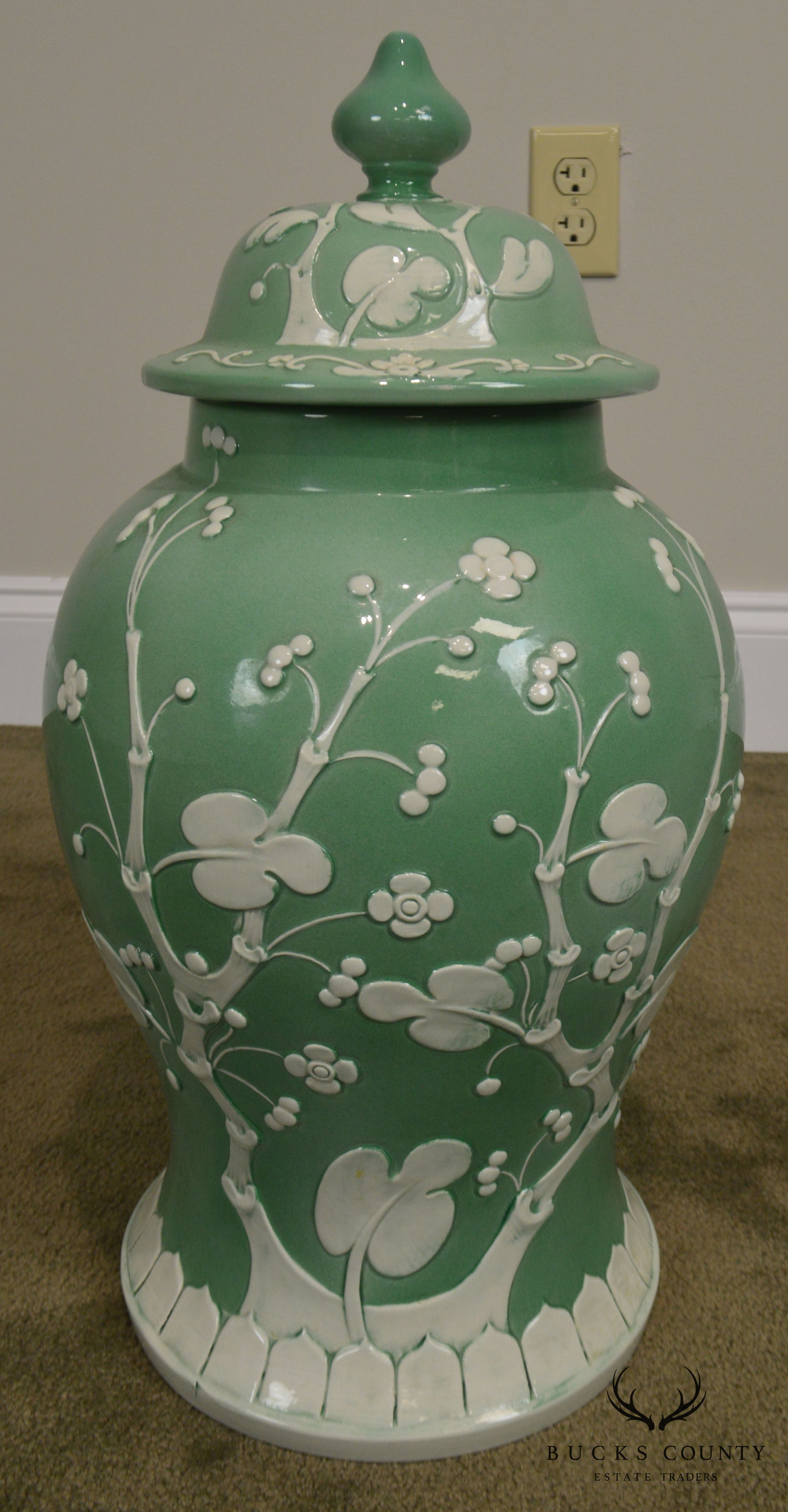 Green and White Italian Porcelaïn Pottery Lidded Canister