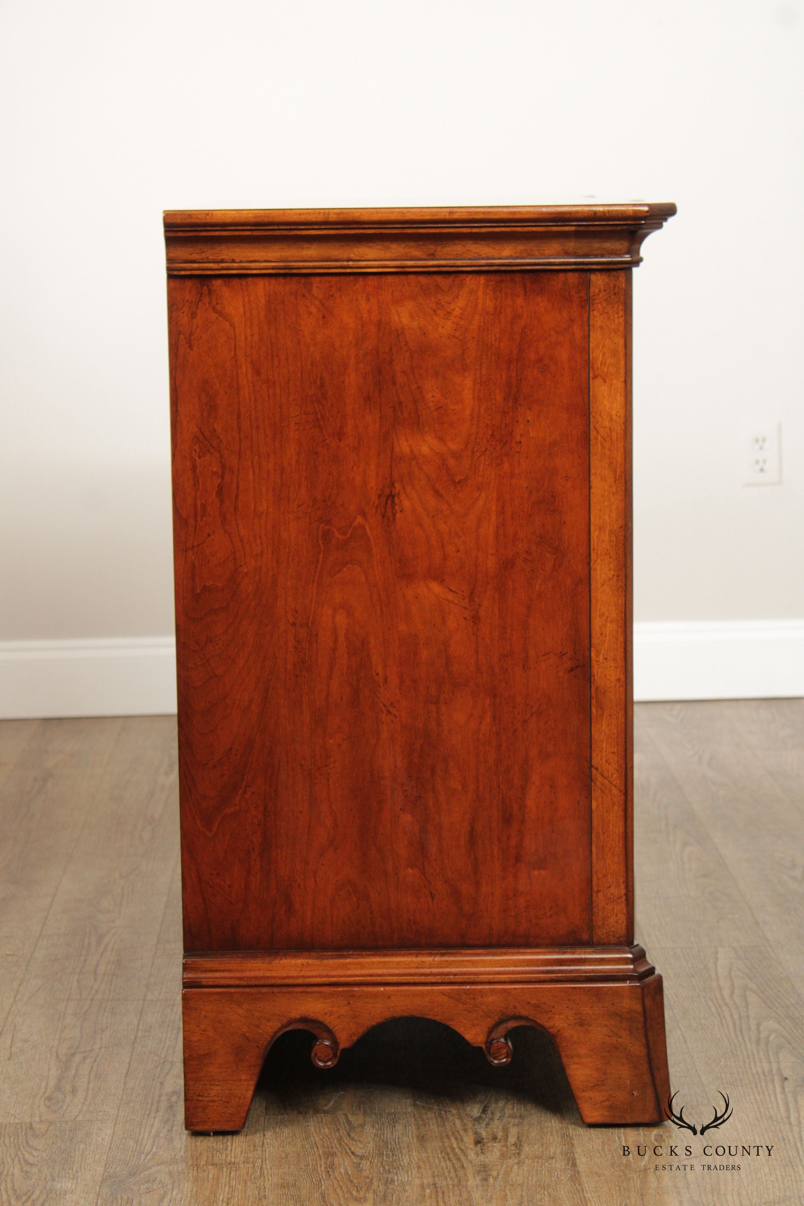 THOMASVILLE 'IRVING PARK' MAHOGANY CHEST OF DRAWERS