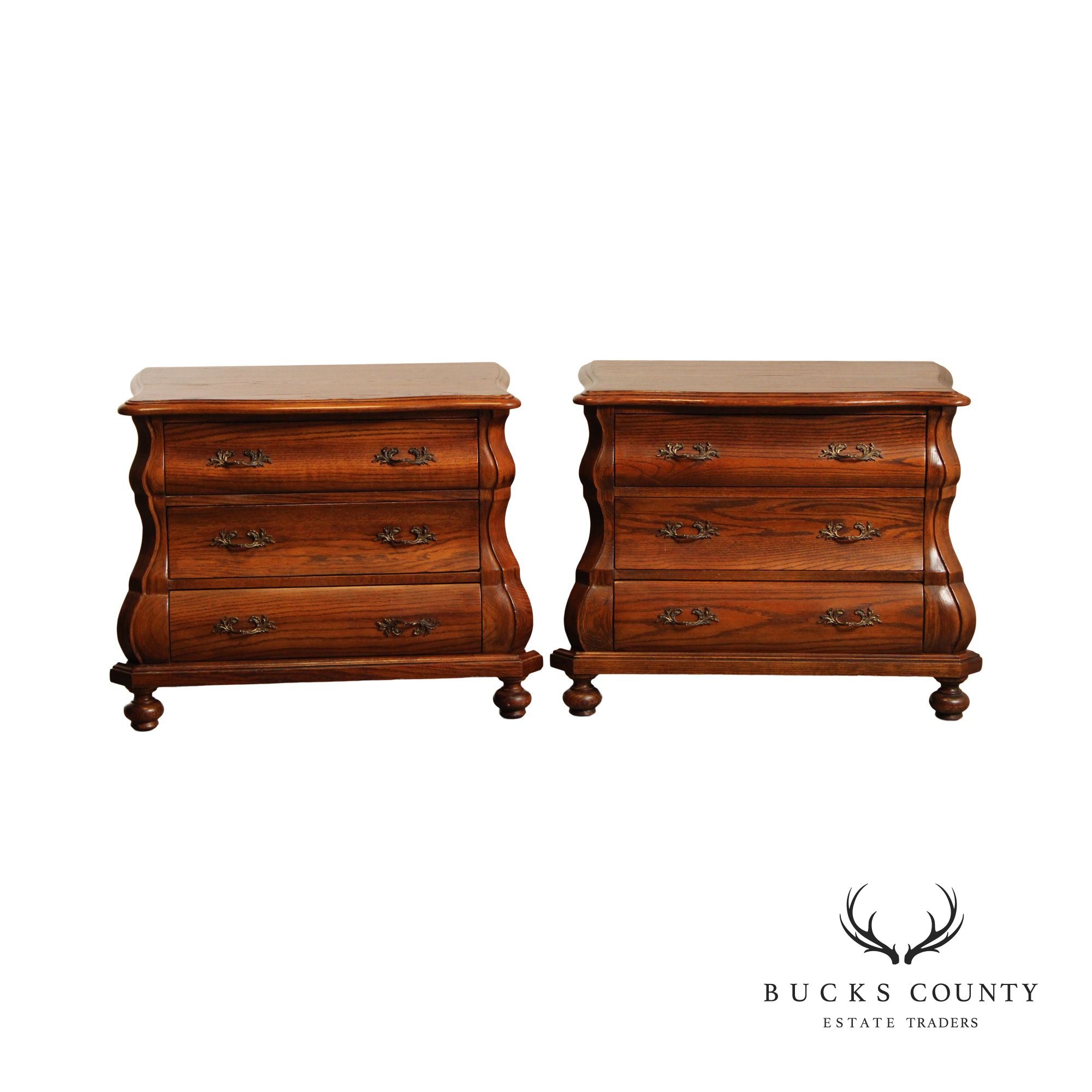 HEKMAN BAROQUE STYLE PAIR OF OAK BOMBE CHEST NIGHTSTANDS