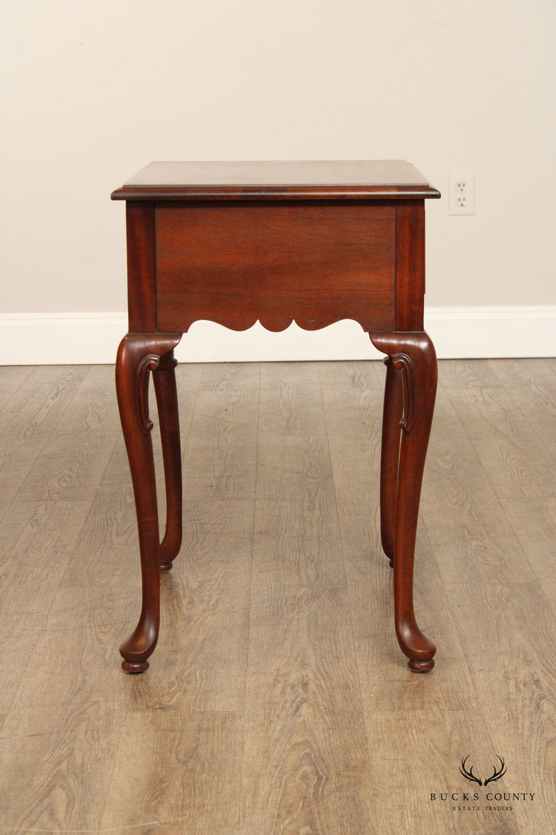 'AMERICAN MASTERPIECE' COLLECTION BY HICKORY MAHOGANY QUEEN ANNE STYLE PAIR ONE DRAWER SIDE TABLES