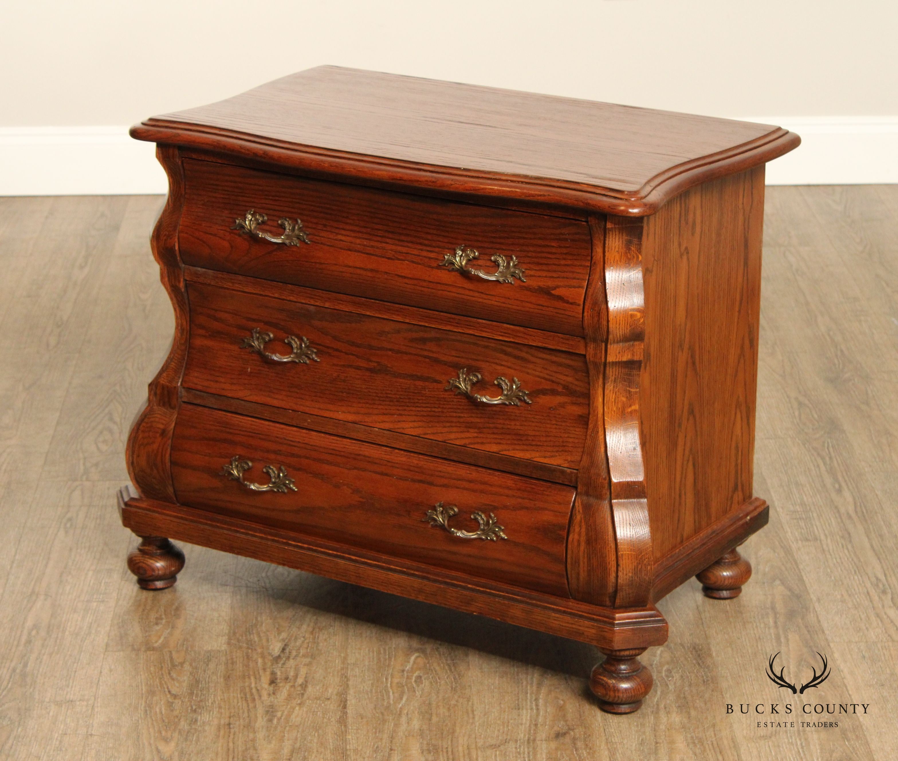 HEKMAN BAROQUE STYLE PAIR OF OAK BOMBE CHEST NIGHTSTANDS